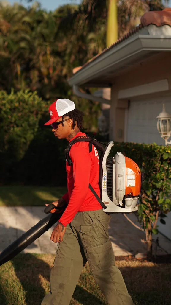 Lawn mowing and edging service Pompano Beach